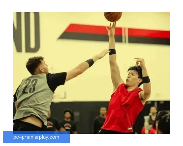 杨瀚森对位克林根如队内训练